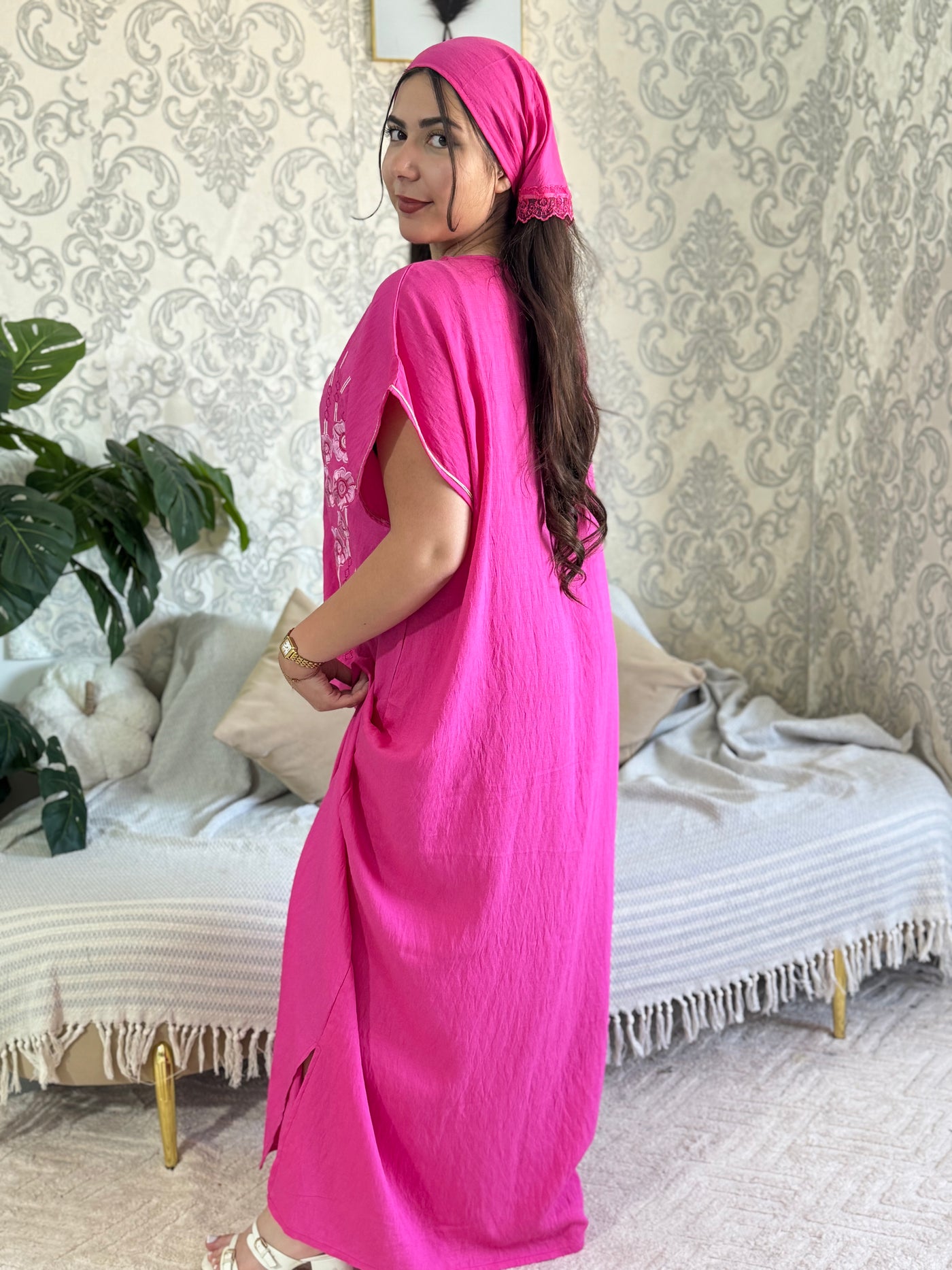 Robe Brodée Élégante – Raffinement Féminin & Détails Délicats