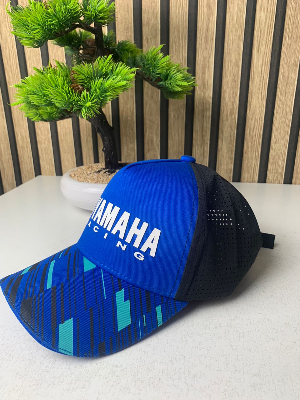 Casquette Yamaha Racing Trucker – Style Motorsport & Confort Respirant